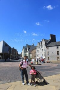 Walk down the Royal Mile in Edinburgh (Scotland)
