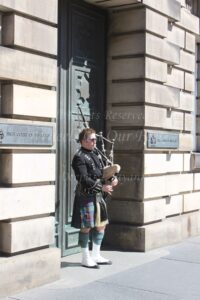 Walk down the Royal Mile in Edinburgh (Scotland)