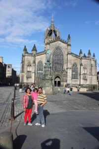 Walk down the Royal Mile in Edinburgh (Scotland)