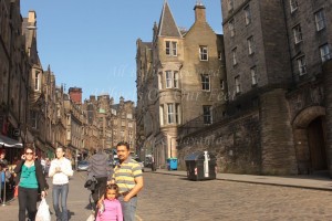 Walk down the Royal Mile in Edinburgh (Scotland)