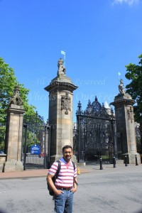 Walk down the Royal Mile in Edinburgh (Scotland)