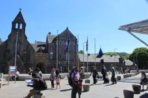 Walk down the Royal Mile in Edinburgh (Scotland)